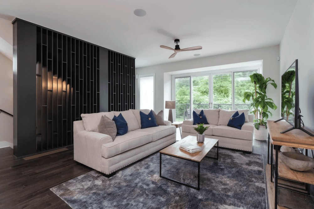 Luxe 4bdr w/ Balcony & Parking, 10 Mins to Broadway 9th Avenue by Avantstay