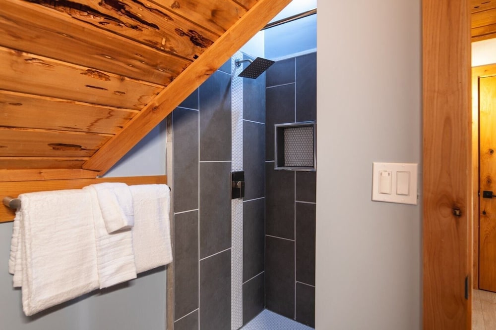 Timberline by Avantstay Stunning Chalet Cabin w/ Hot Tub, Pool Table Home Theater! - Property Image 13