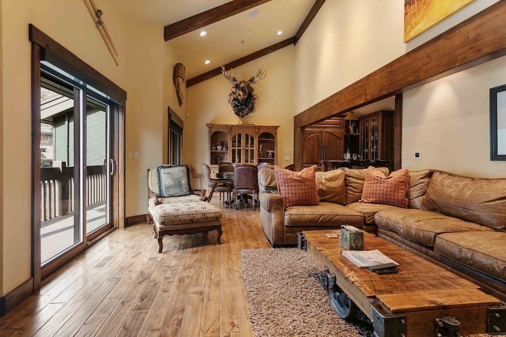 1617 - Six Bedroom plus Den Lakeside 6 Condo