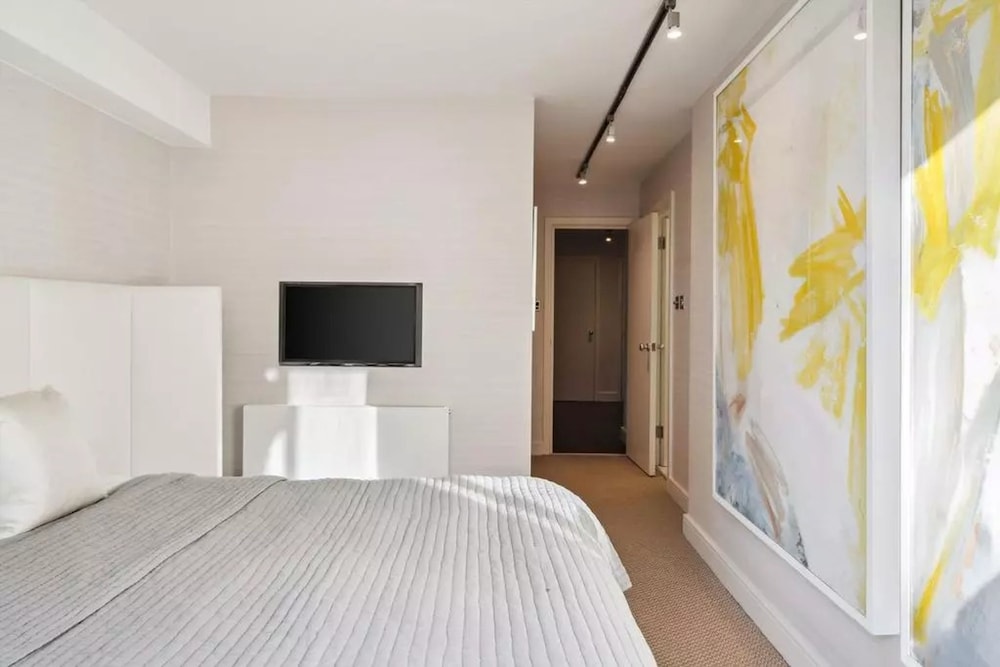 Luxurious 3-bed 2-bath Apartment in Belgravia