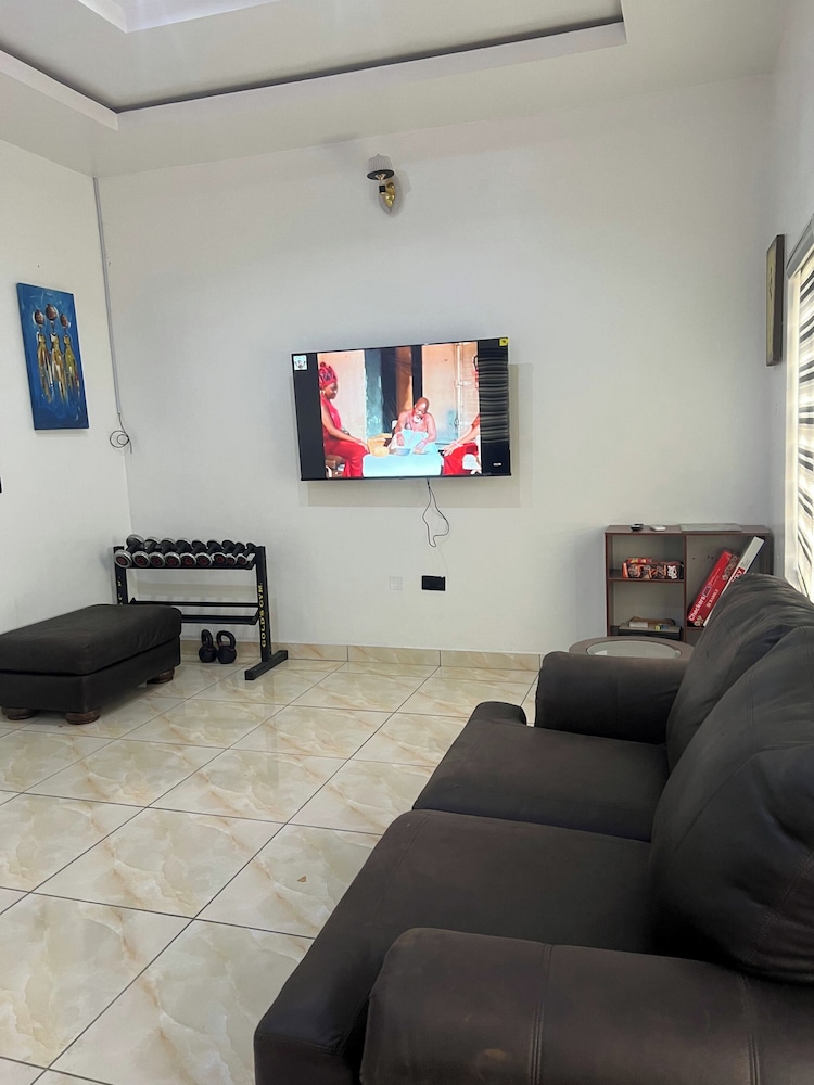 Bamgbose Apartments - Sleeps 2 - Parking - Balcony