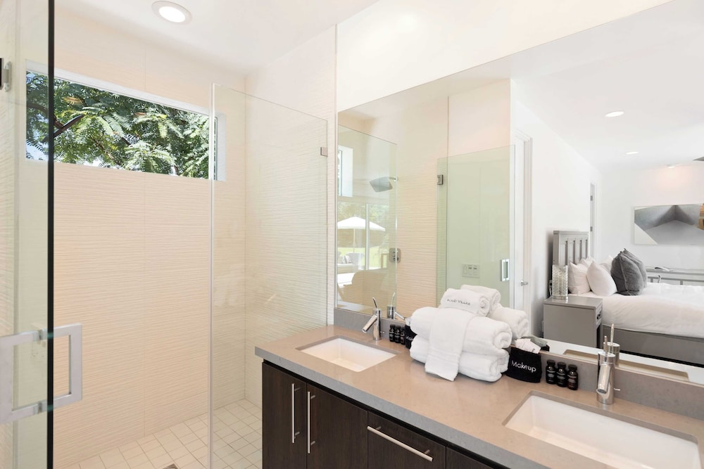 Sleeps 40 3 Luxe Villas Next to Empire Polo Club Putting Green & Pickleball