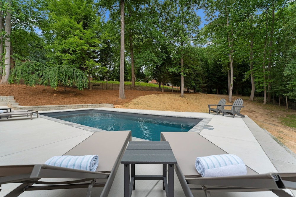 Fireside Fun by Avantstay Sleeps 18 Waterfront Pool