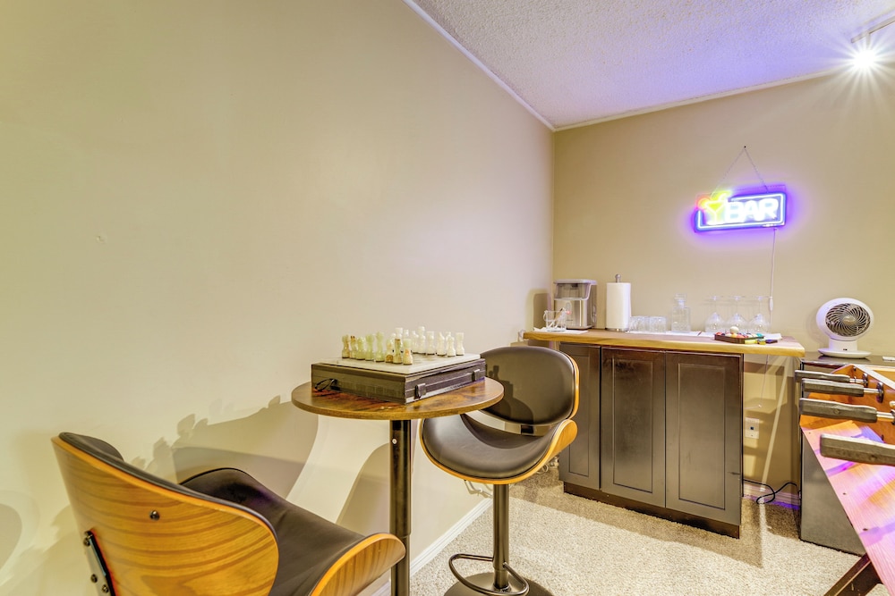 Family Retreat w/ Hot Tub & Game Room in Everett!