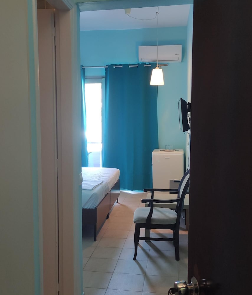 Okeania Seafront Rooms in Kamena Vourla