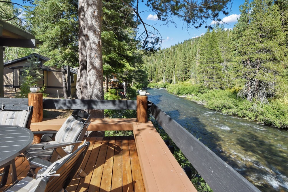 Joy on the River Stunning Waterfront Home for 10