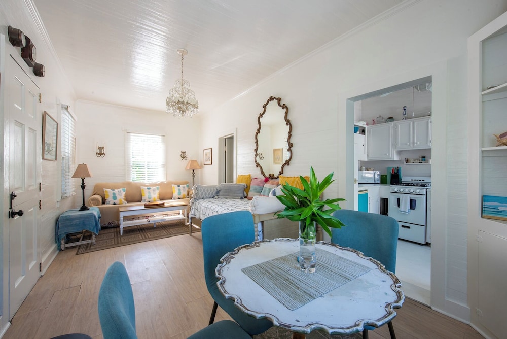 Island Serenity: Charming Watercolor Cottage Near Beach