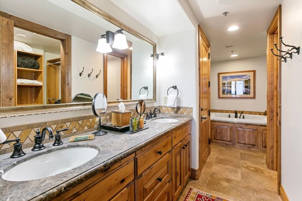 Grand Lodge - 3 Bedroom Deluxe #407 - Ski-in/out 3 Condo