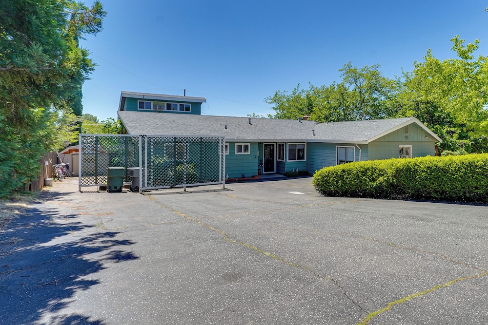 Auburn Cottage w/ Patios & Garden - 3 Mi to Town!