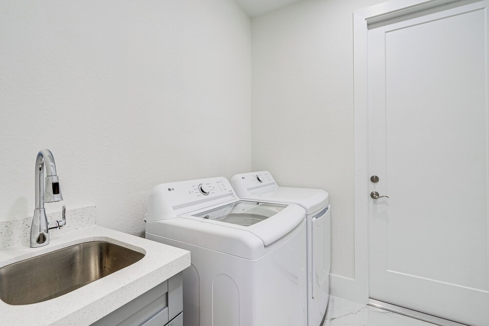 7 Mi to Dtwn Cape Coral: Home w/ Pool & Spa!