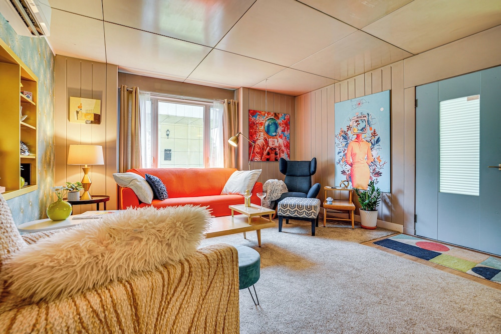 Lustron of the Lakes: Retro MCM Gem in Tangletown