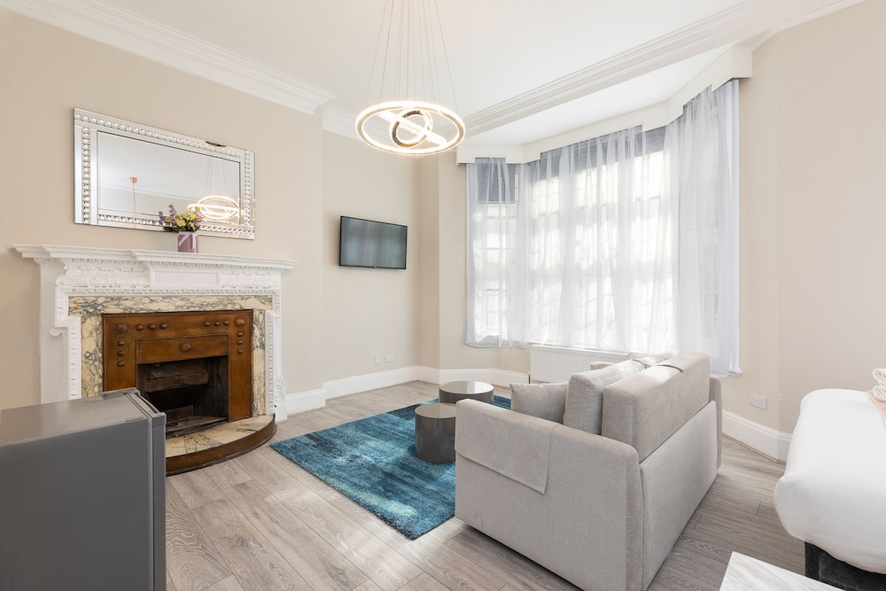 Luxurious Air Conditioned Apt High Street Kensington
