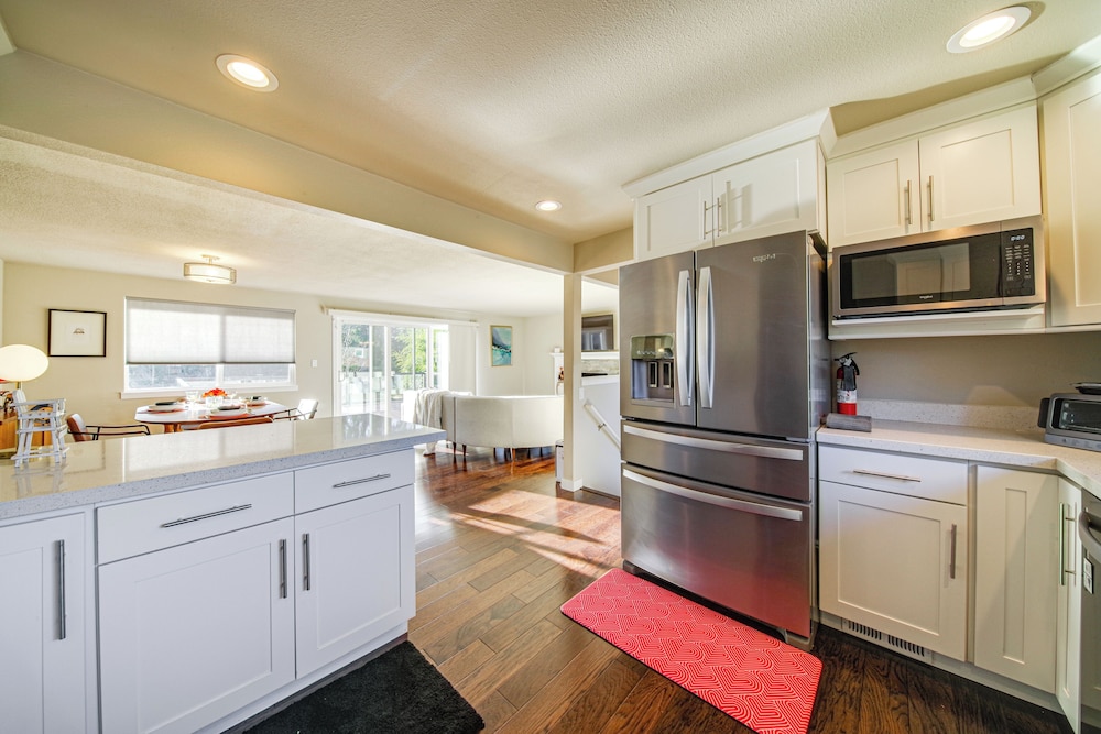 Lakefront Gem: Balcony, Fire Pit & Yard in Everett