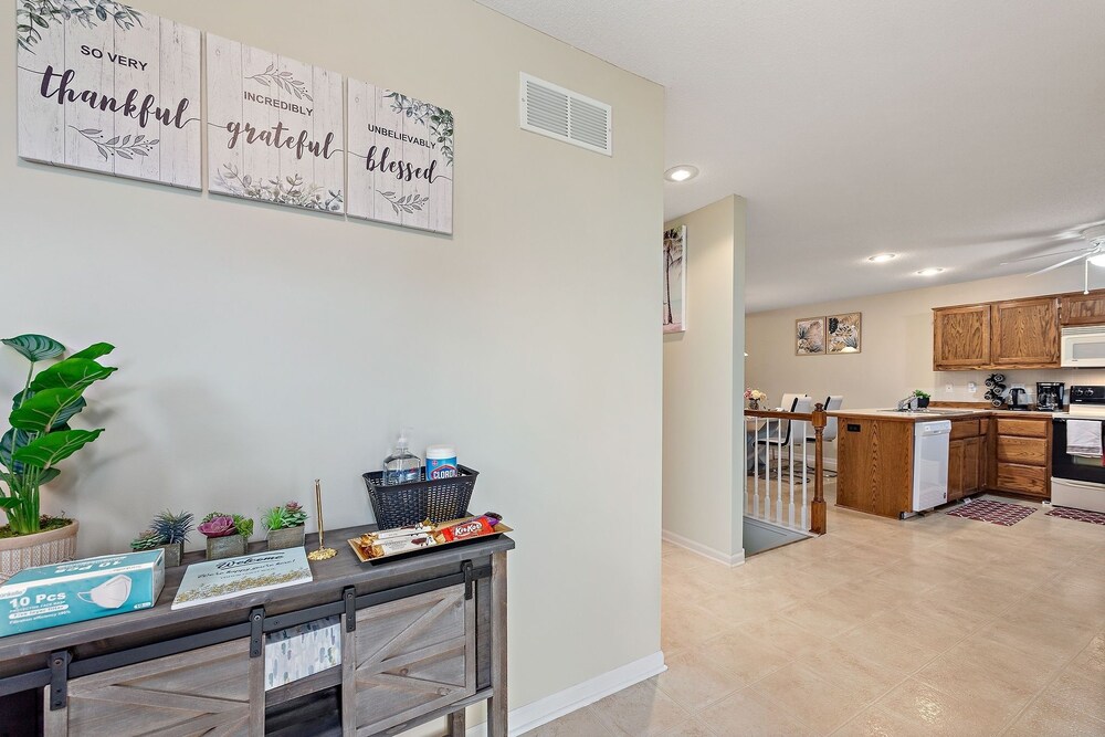 Beautiful Townhome 11 Minutes To Downtown 3 Bedroom Townhouse