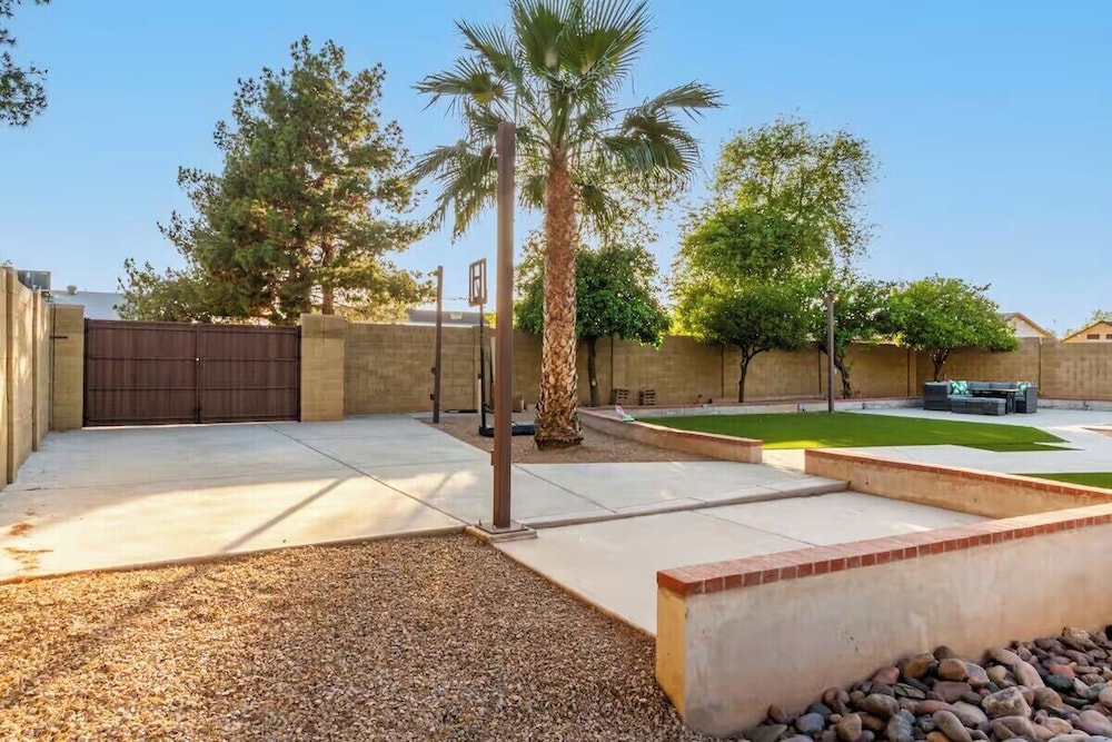 Chandler oasis with pool & hot tub