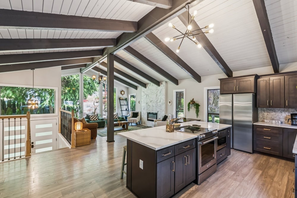 Modern Forest Escape Near Hikes & Lake 6 Bedroom Home