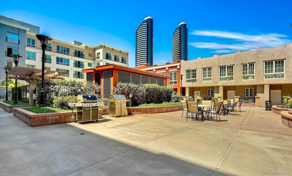 Allura Gaslamp Pool Spa Gym Extra Office Nook