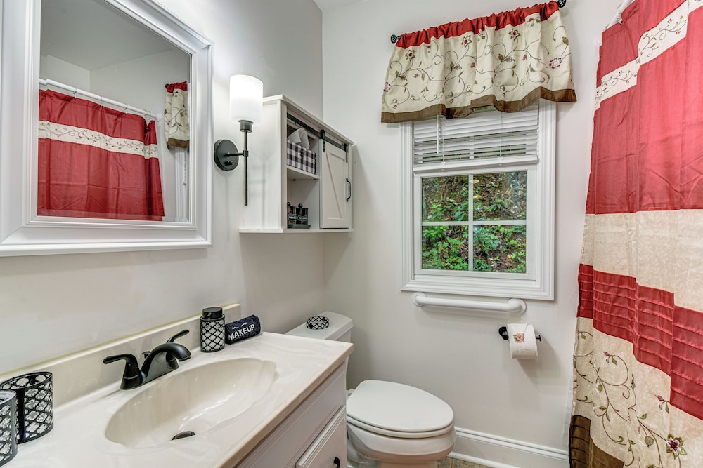 Creekside Cottage w/ Hot Tub: 8 Mi to Lake Chatuge