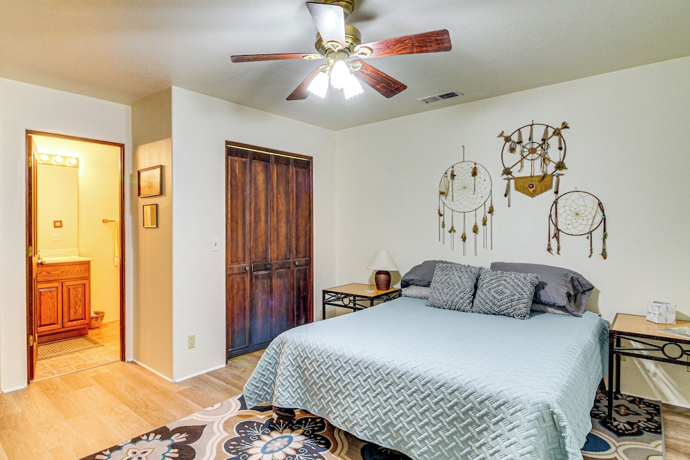 Stunning Sandia Mtn Views: Rio Rancho Retreat