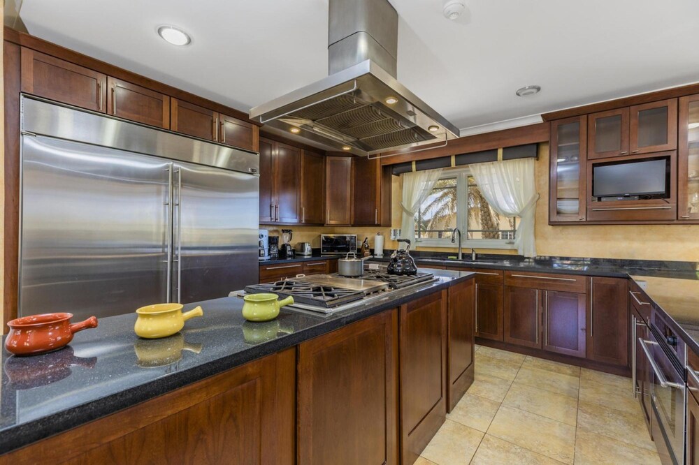 Luxury 4br4ba Villa w Hottub Pool Ocean Views