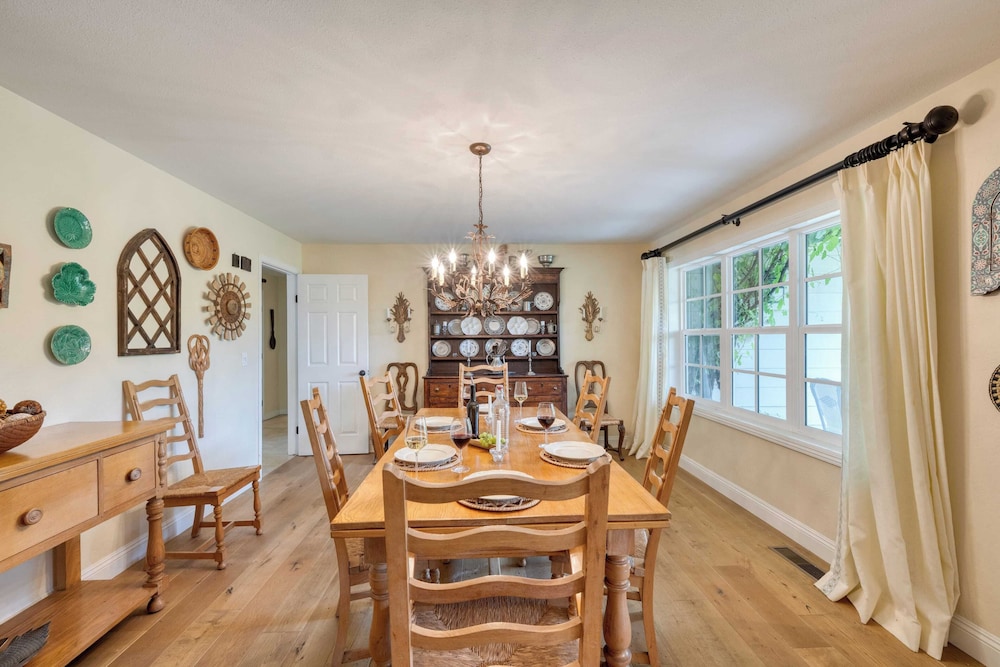 Glen Ellen Escape 5BR Retreat w/ Pool, Hot Tub, Hammocks & Vineyard Views