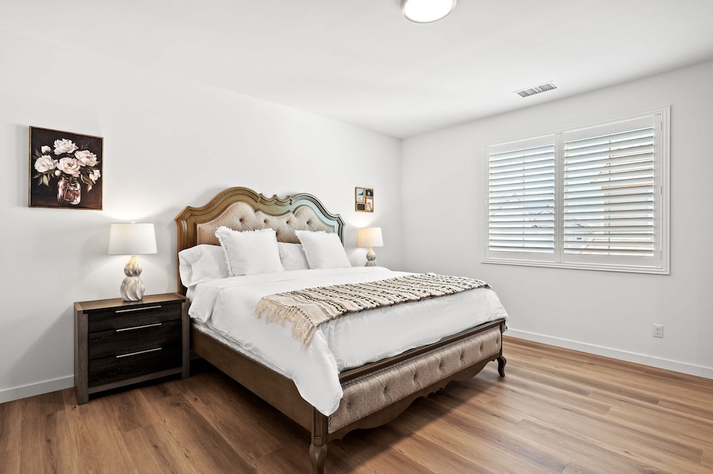 Spacious 5BR Getaway w Game Room Modern Comfort
