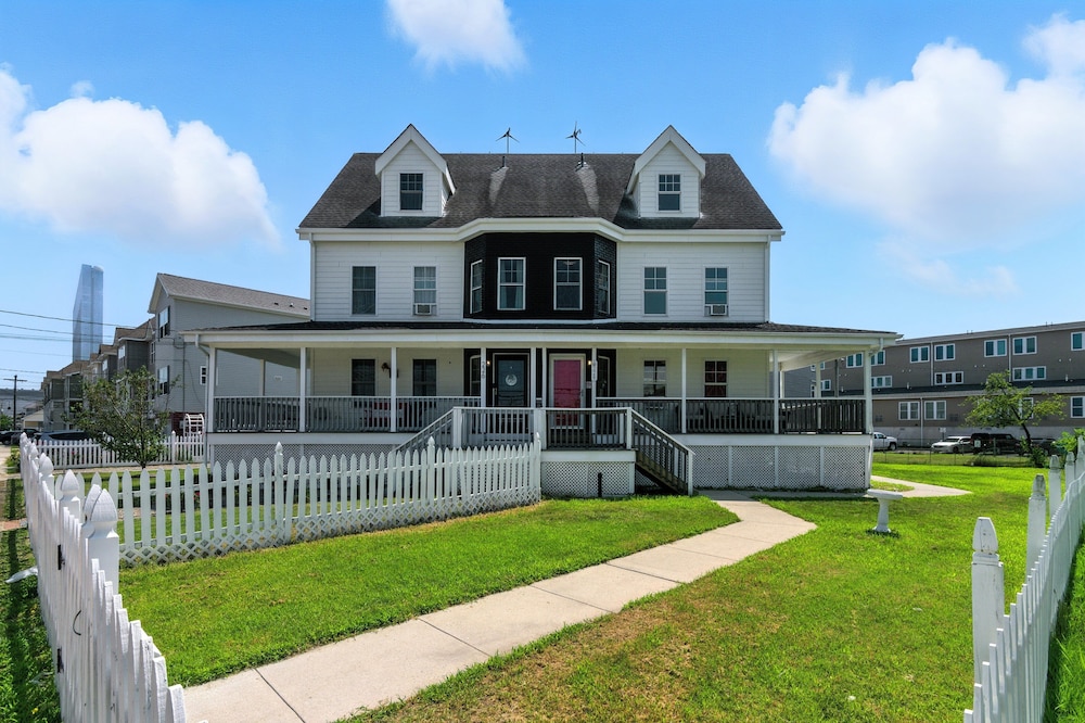 Stylish 3br Retreat Walk To Beach & Boardwalk 3 Bedroom Home