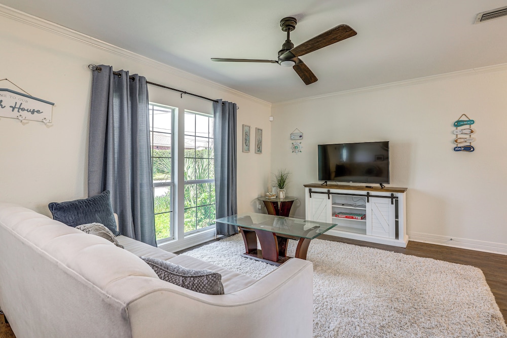 1 Mi to Moody Gardens & Beaches: Galveston Home