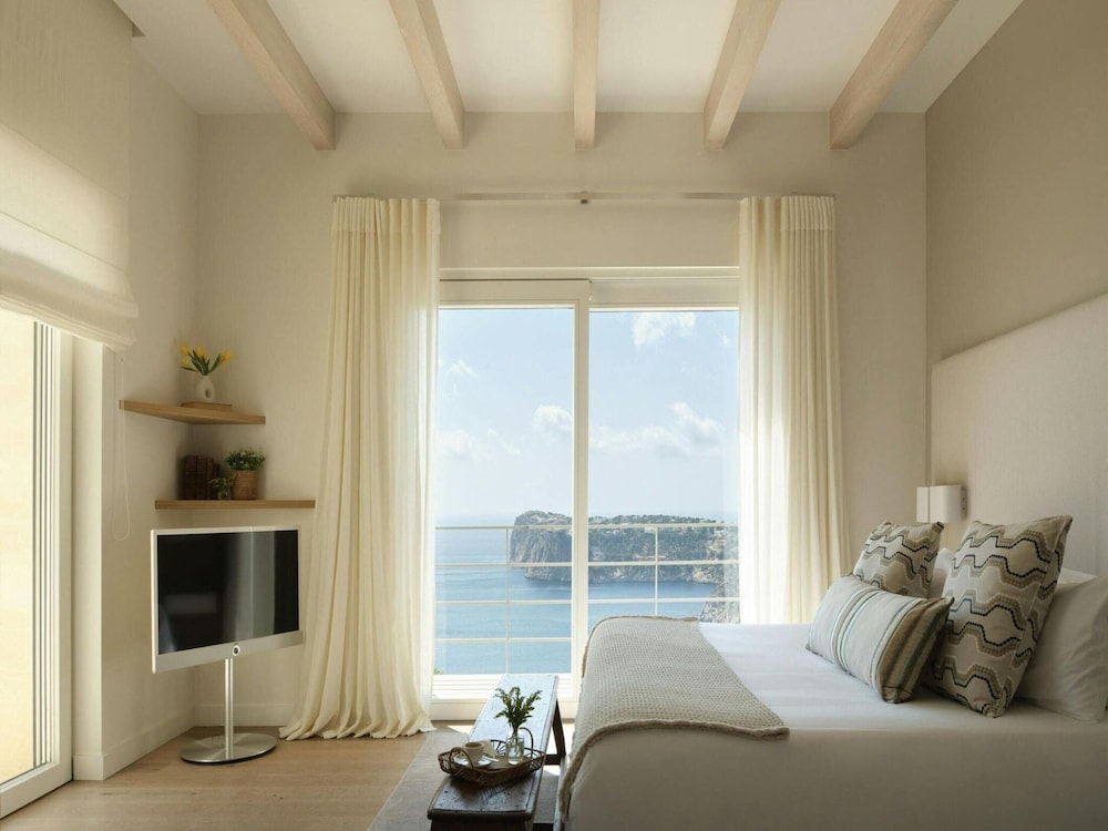 Villa in Tranquil Hillside Location