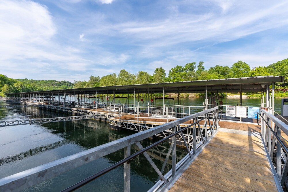 Stunning Water View Pet Friendly, Indoor Pool