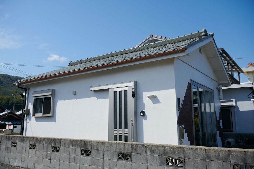 Hotel Rush Awaji Guppy - Seaside Holiday Home - Image 1