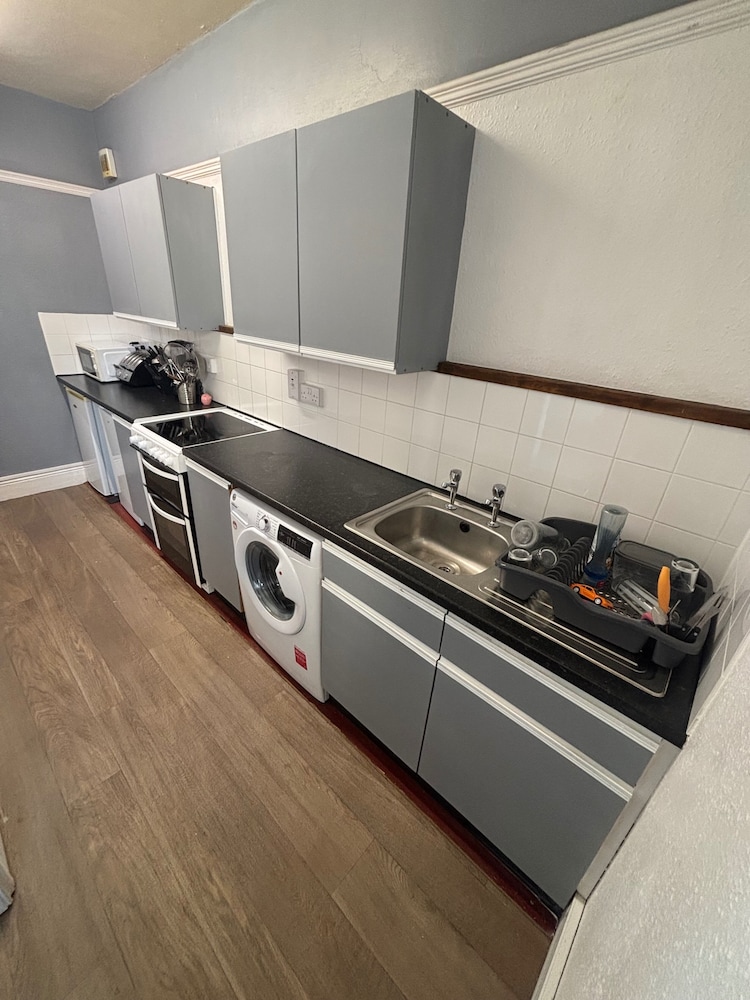 Modern 2-bed Victorian Apartment - Sleeps 6 & Pets