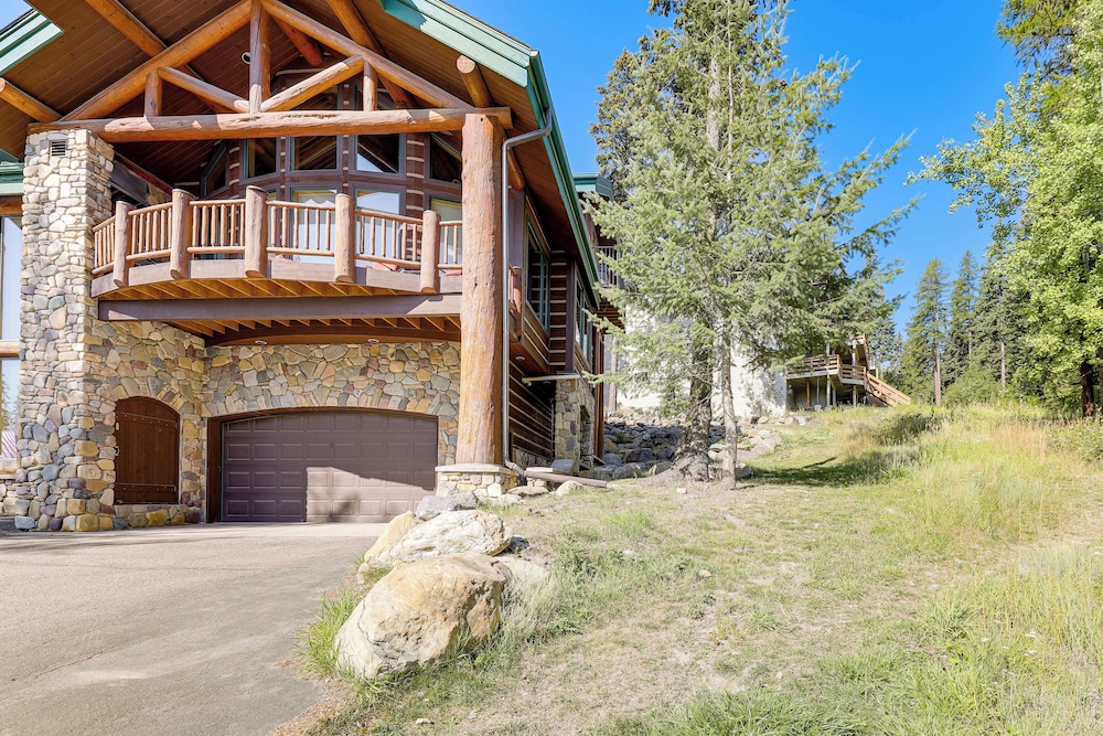 Ski-in/out, Hot Tub: Spacious Retreat in Whitefish