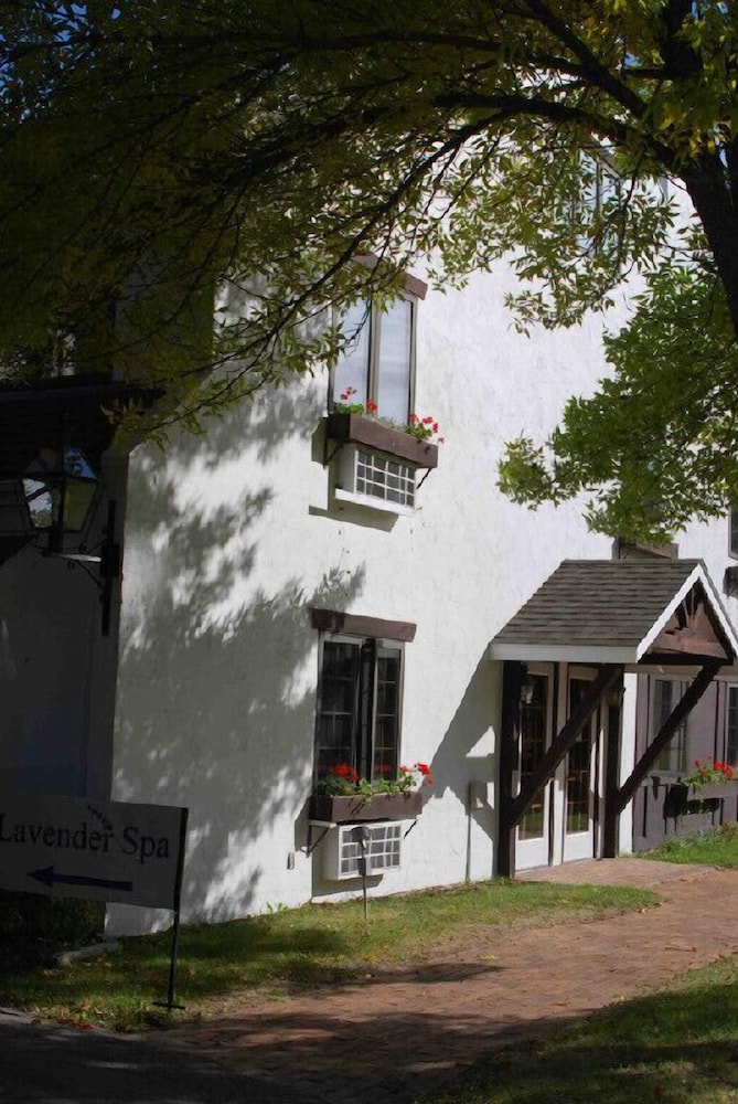 Settlement Courtyard Inn & Lavender Spa