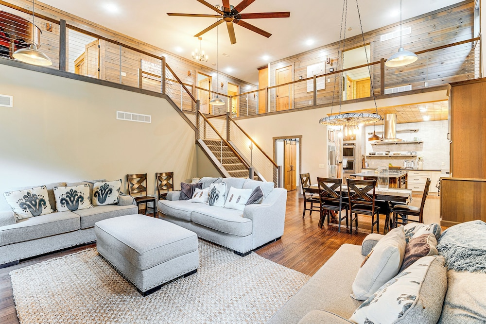 Luxe Barndominium Retreat Near Blue Spring Lake!