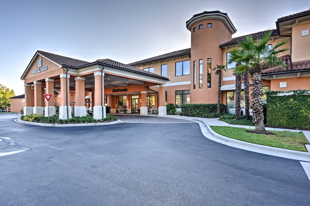 Cozy Resort Townhome w/ Gas Grill, 3 Mi to Disney!