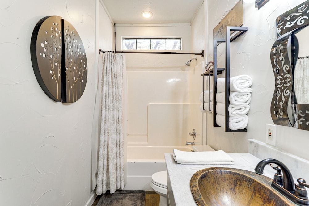 1 Mi to Lake: Pet-friendly Cabin in Strawn