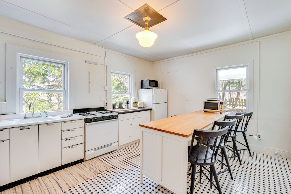 Historic Catskills Farmhouse Cottage by Belleayre