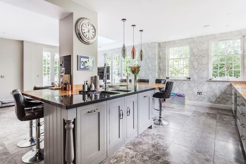 Captivating 5-bed House in Woking view 4