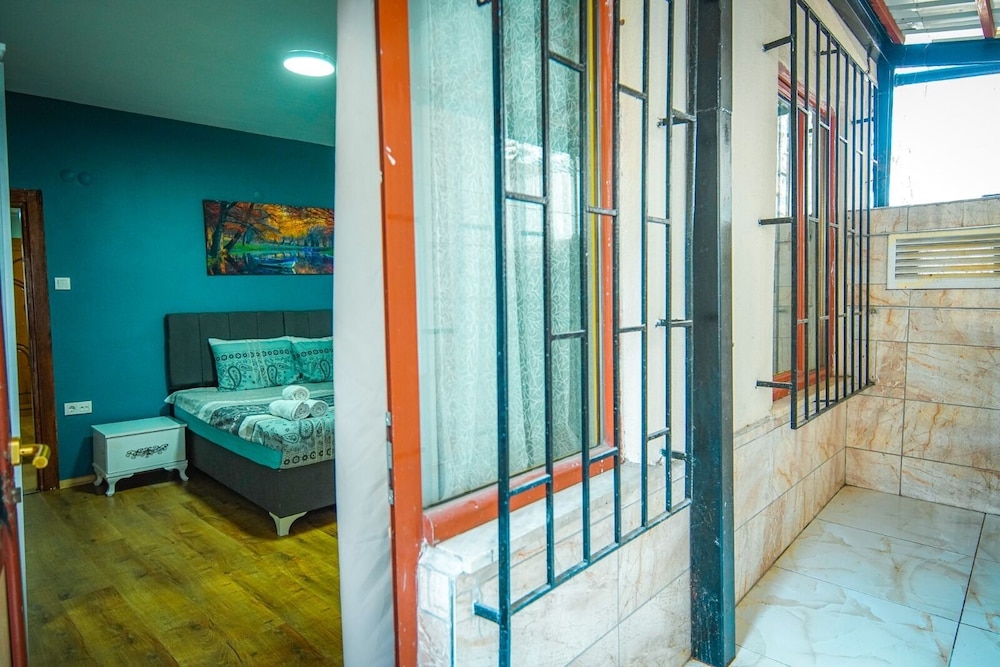 Yaghane Apartments