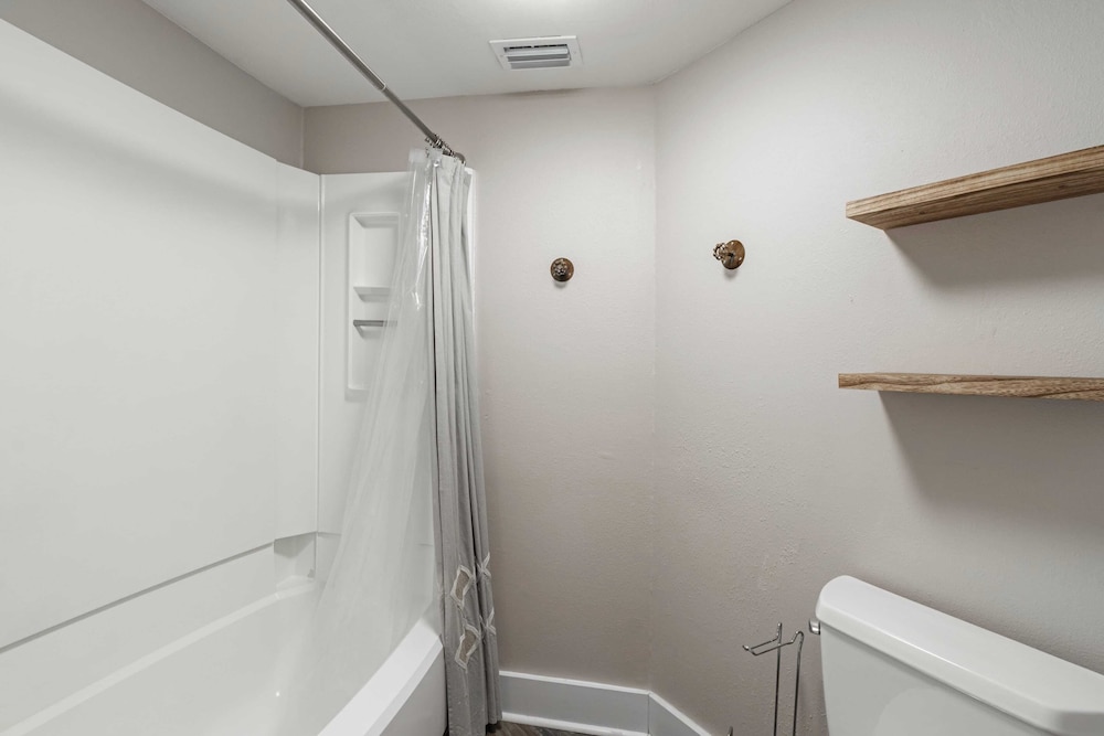 2 Condos, Steps to the Beach Pool+hot Tub, Balcony Lounge Triton & Sea Haven
