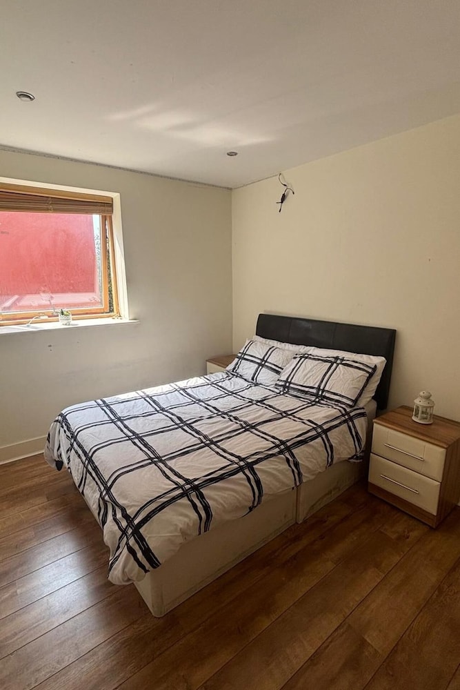 Central Dublin 2-bed Apartment -sleeps 5 & Parking