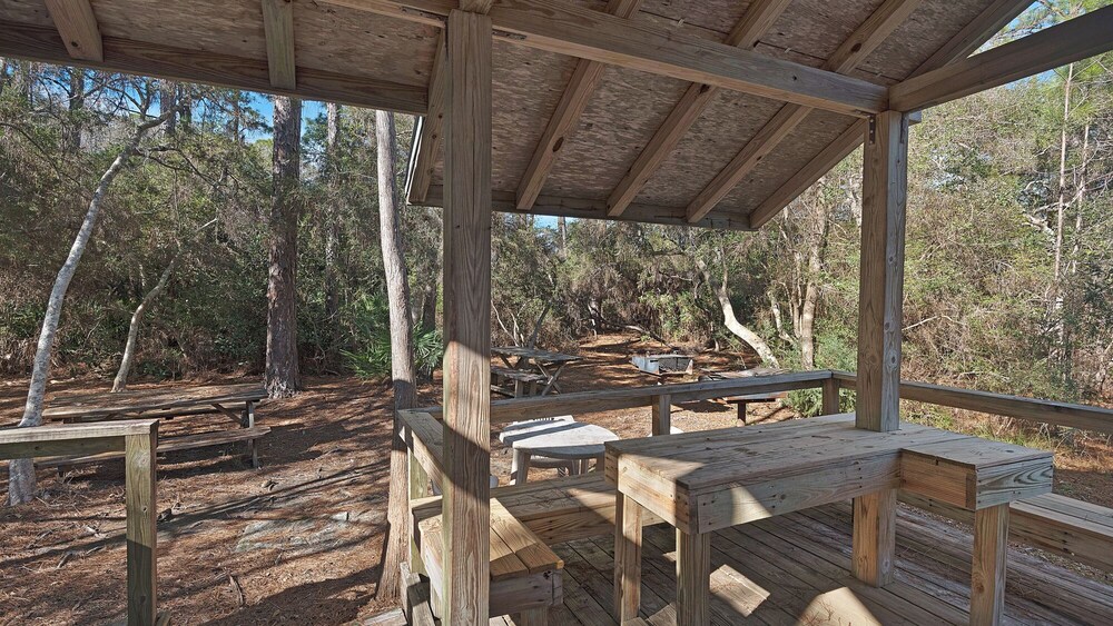 Charming Beach Cottage, 2 Pools and Tennis Access + Free Attraction Tickets!