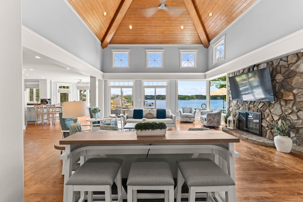 Paradise Pointe by Avantstay Lakefront Views Playset