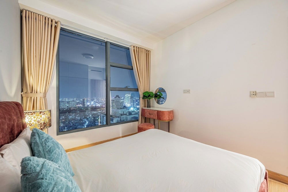 Luxury Sunwah Apartment near Landmark 81 - City View