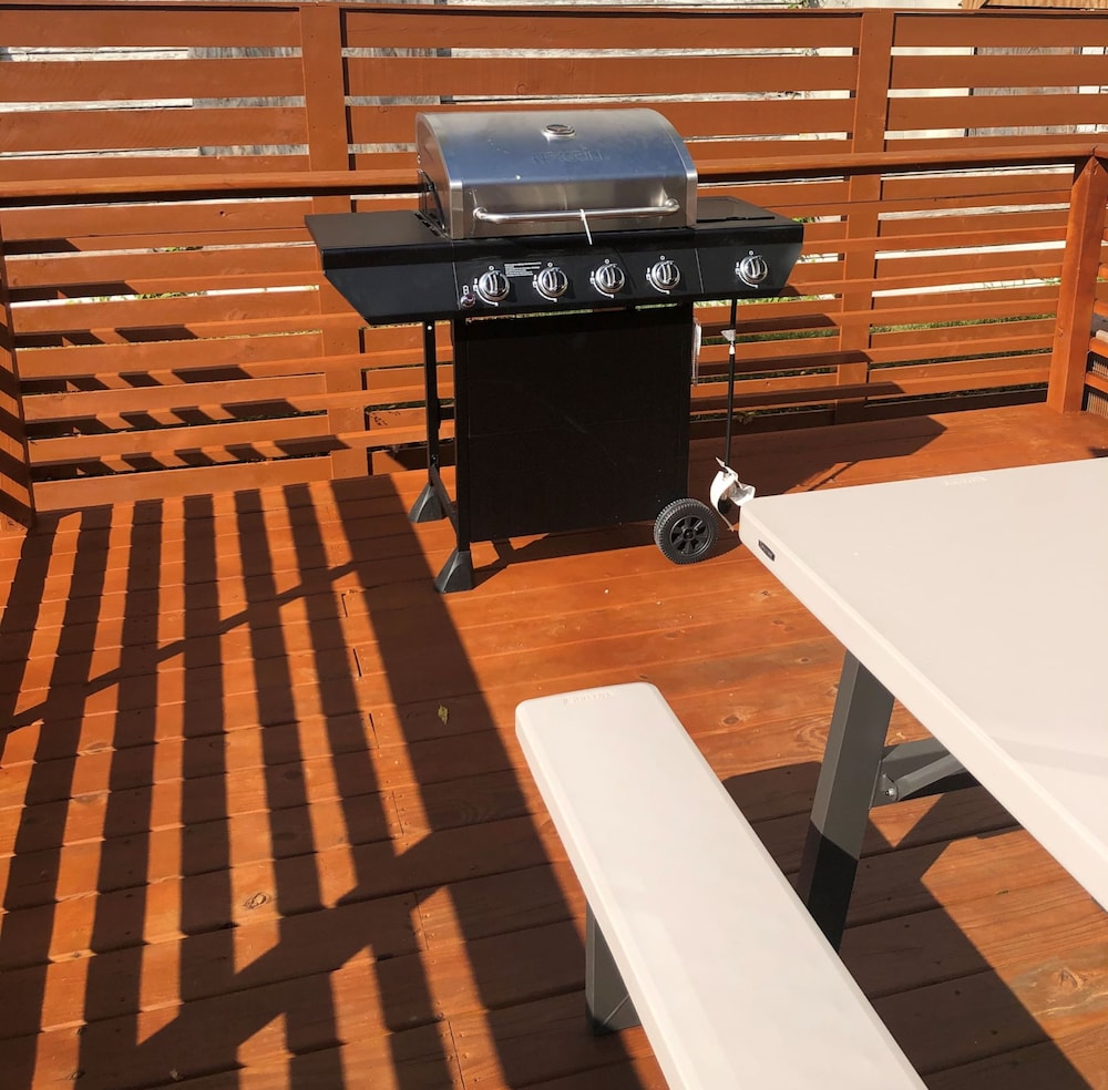 Huge Remodeled 5BR 4BA House Sleeps 20 Downtown view 4