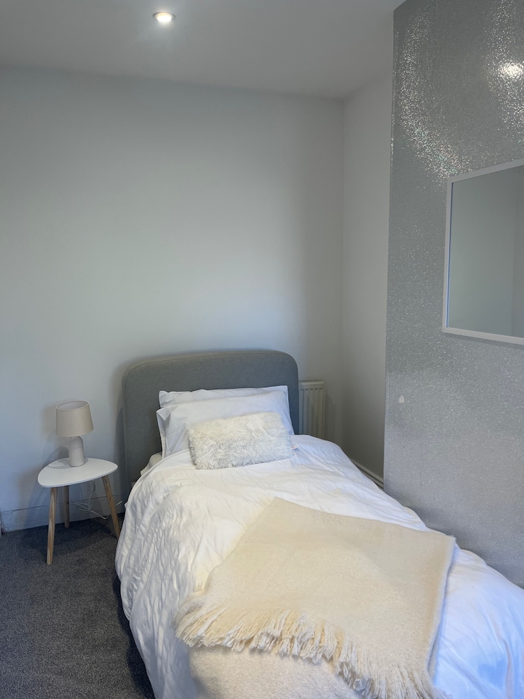 2bed Sleeps 3 - Central, Near Train Station, Wifi