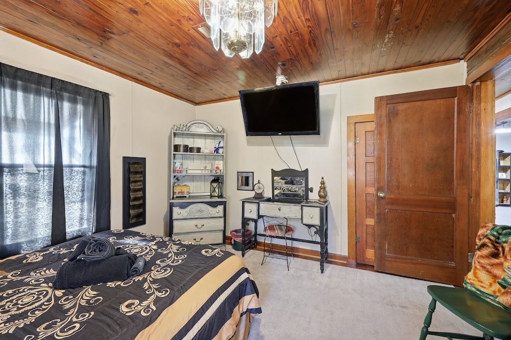 Cozy Country Retreat Hot Tub, Fire Pit & Guitars 2 Bedroom Home