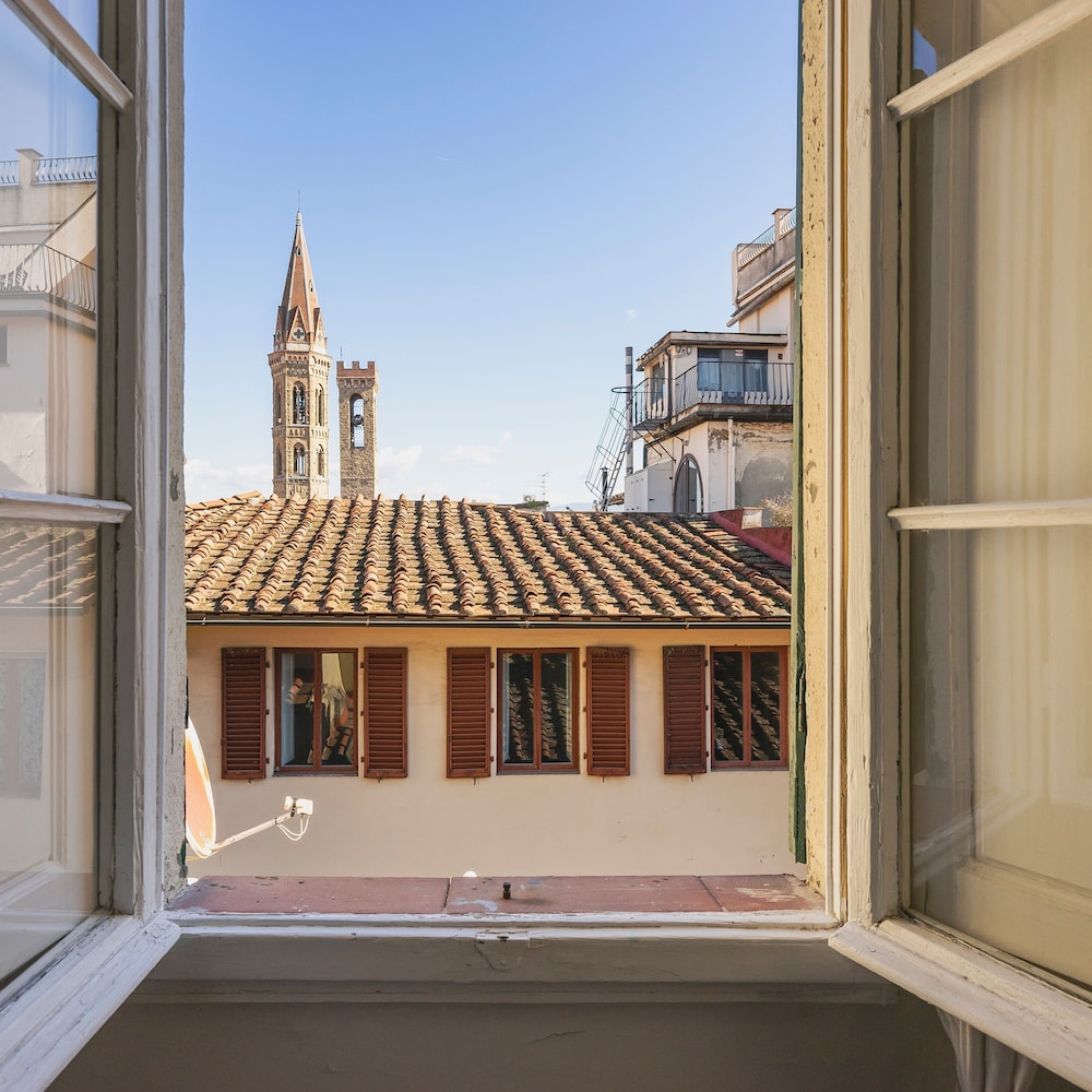 Cerchi 3 in Firenze With 2 Bedrooms and 1 Bathrooms