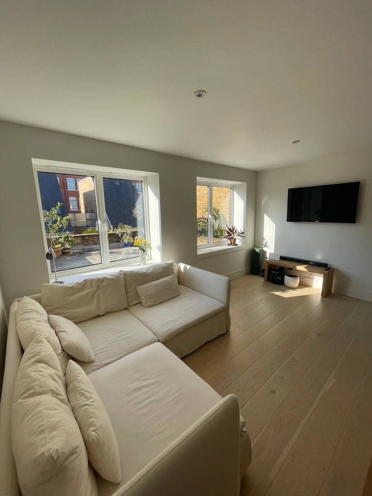 Beautiful 2BD Flat With Private Courtyard- Borough